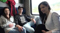 Fyra unga människor knullar perfekt på tåget Thumb