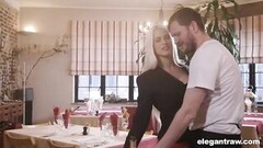 Blond kvinna njuter av analsex i restaurangen Thumb